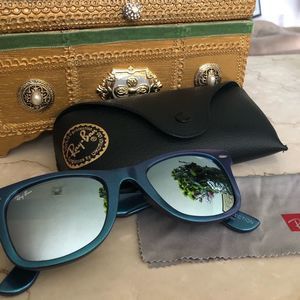Ray-Ban Wayfarer Sunglasses from the Cosmo Collection “Mercury” color change
